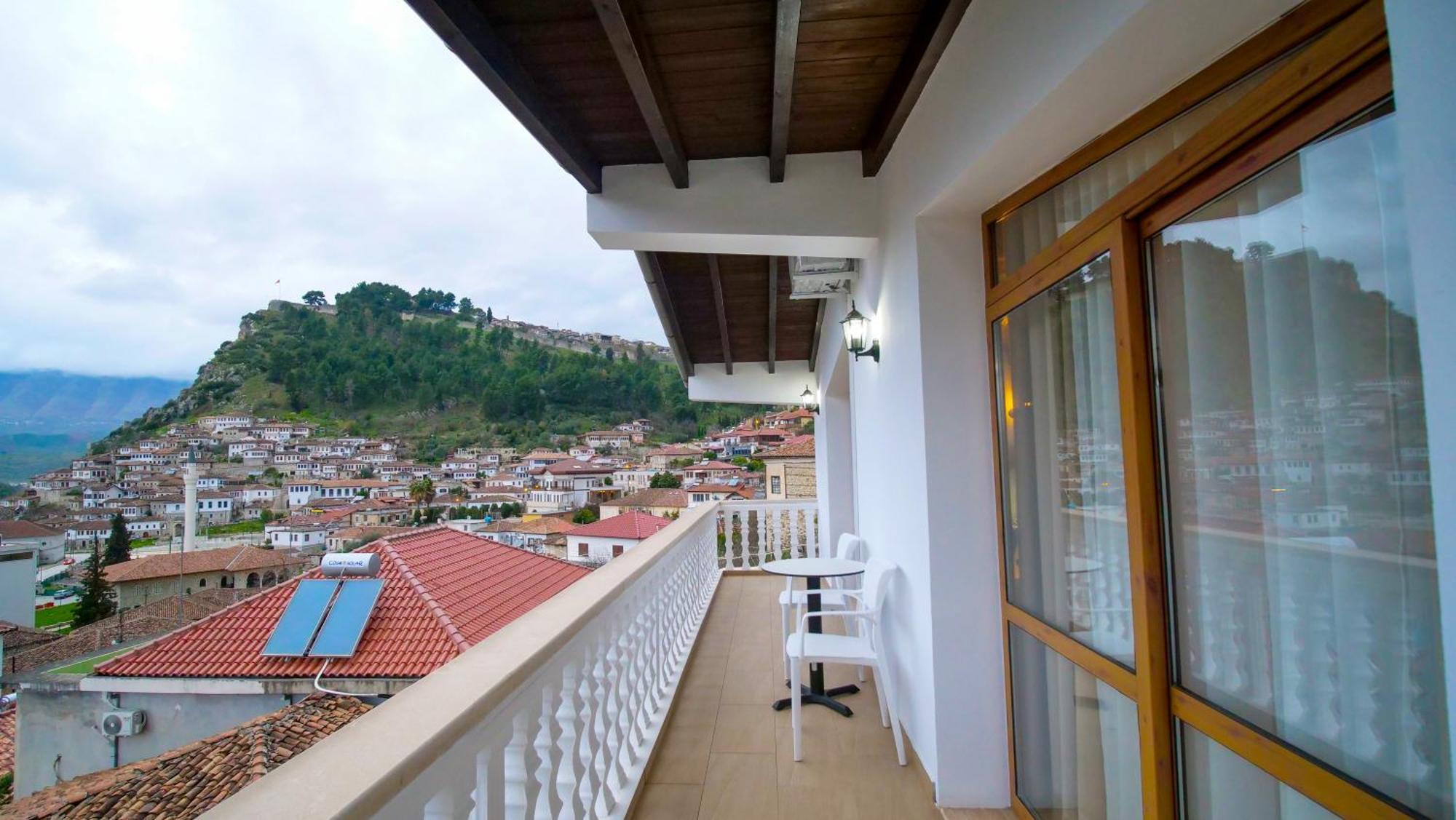 Vila Malasi Berat Buitenkant foto