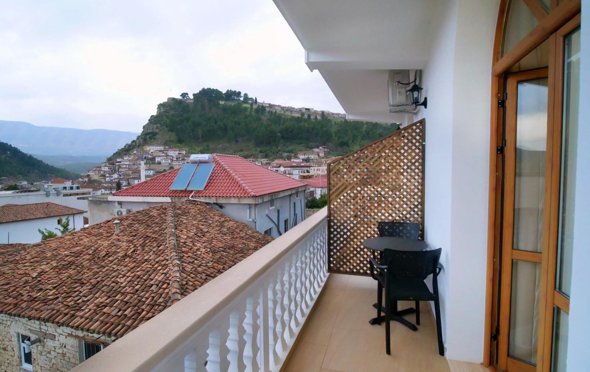 Vila Malasi Berat Buitenkant foto
